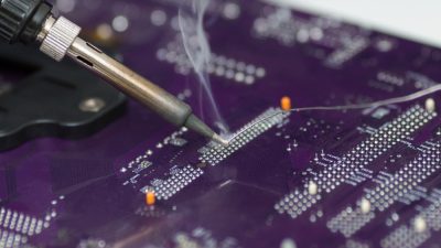 close-up-reparation-computer-motherboard